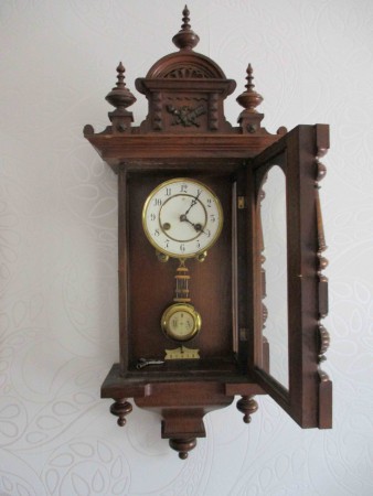 2435 - Hodiny zavesne Junghans funkcni ale nebiji  V - 85 cm  - 3 900 kc 